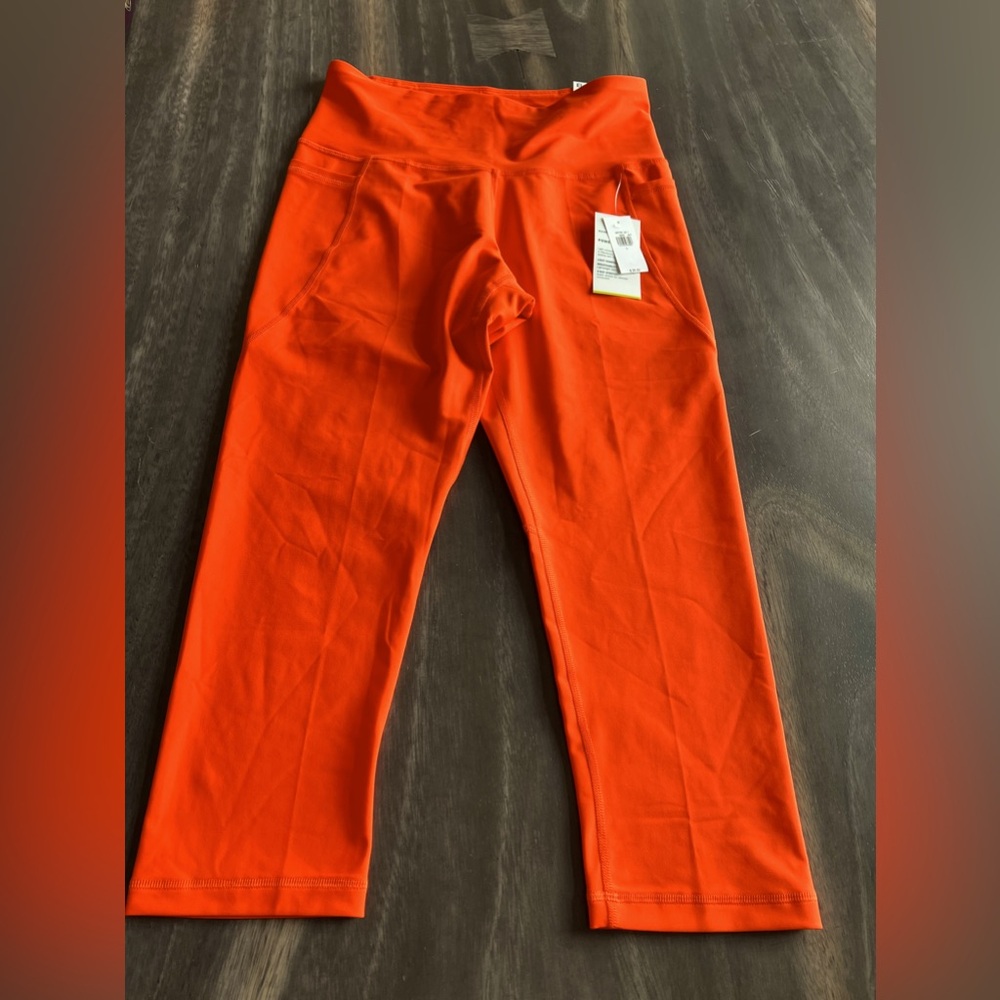 NWT ON L Elevate Powersoft Highrise Go-Dry Crop Legging